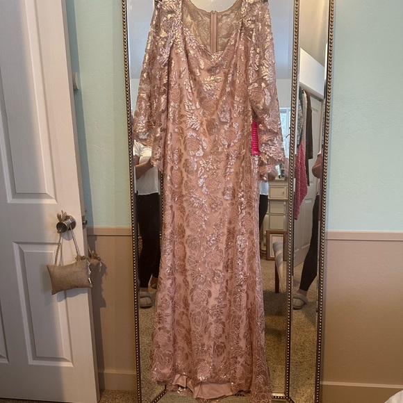 Tadashi Soji pink sequined gown. - Picture 3 of 7